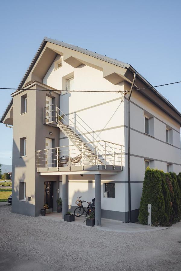 Drive Caffe Apartments Trzin Kültér fotó